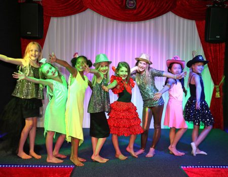leuk_kinder_feestje_meidenfeestje Unieke kinderfeestjes en tienerfeestjes, tevens schoolactiviteiten. Verschillende thema's zoals dans of fotoshoot en wat dacht u van vloggen of disco.